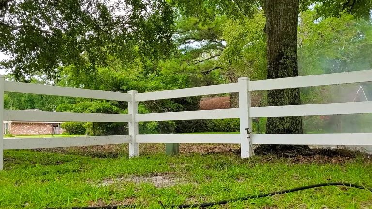curbside-solutions-projects-white-wooden-fence-cleaning-after