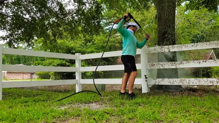 curbside-solutions-projects-white-wooden-fence-cleaning-gallery-1