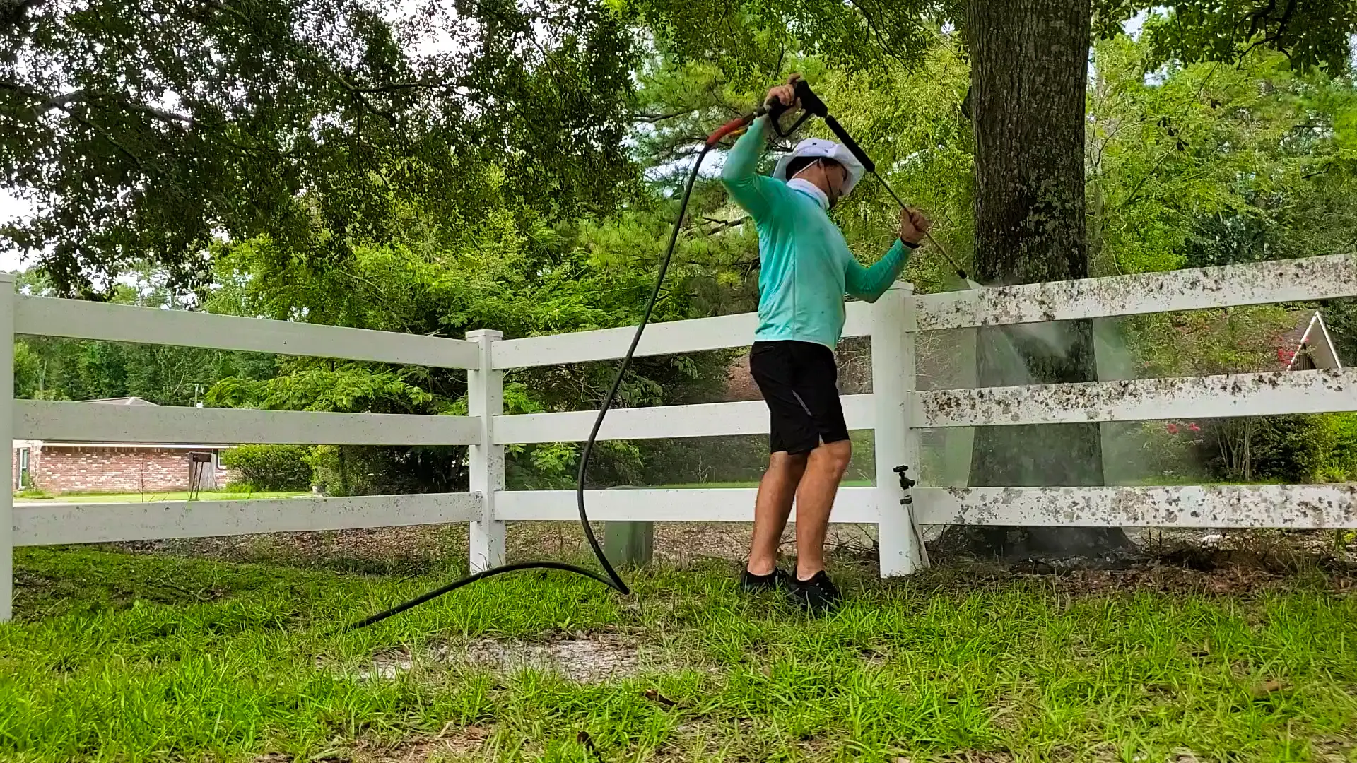 curbside-solutions-projects-white-wooden-fence-cleaning-gallery-1