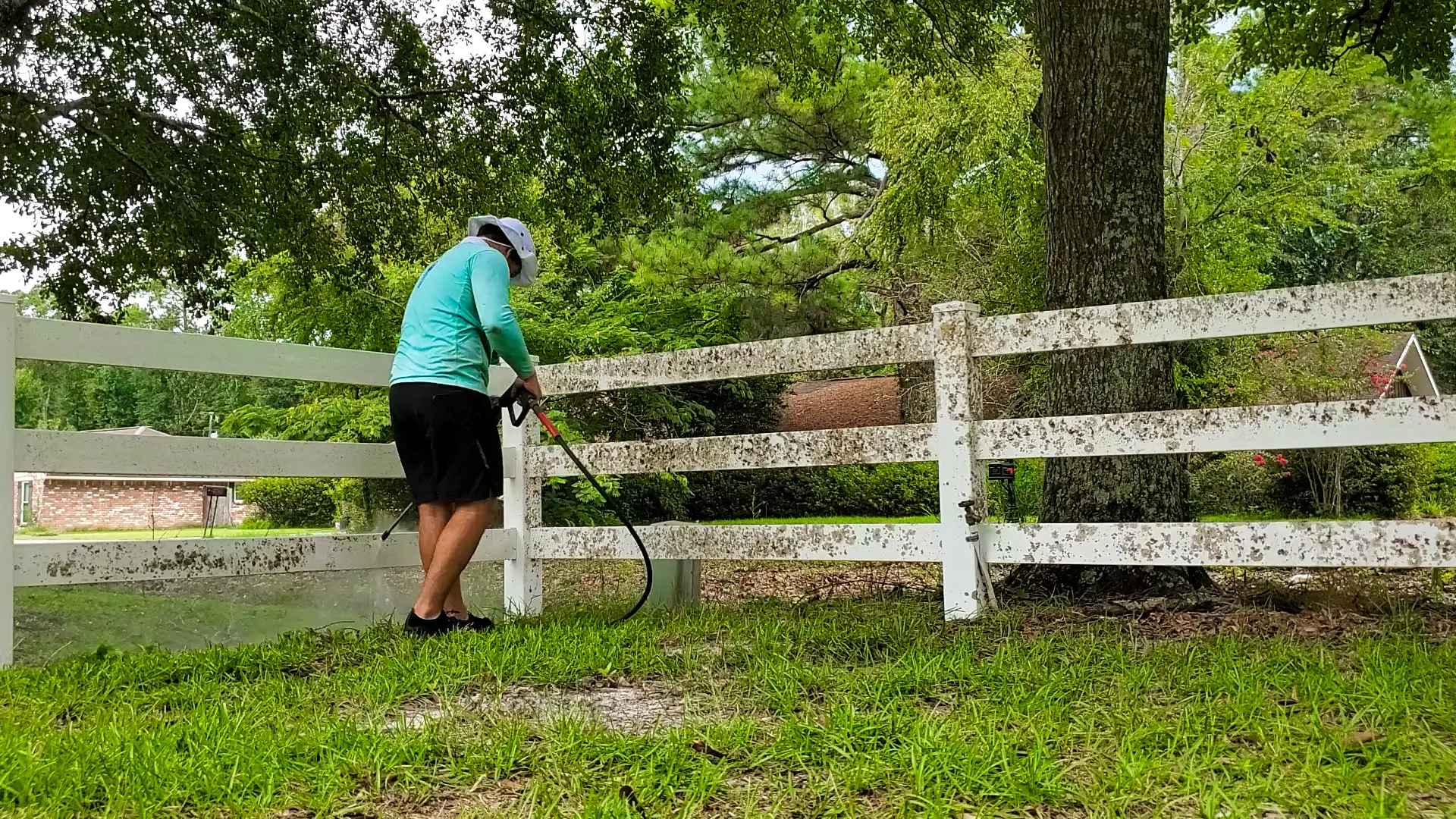 curbside-solutions-projects-white-wooden-fence-cleaning-gallery-2