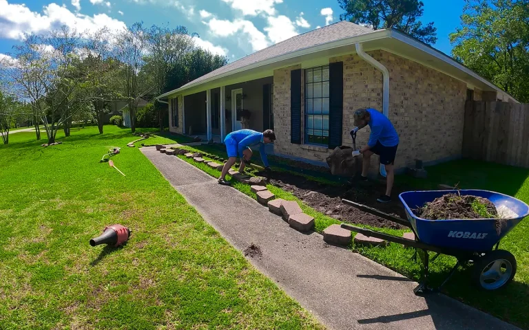 Curbside Gallery-Landscape Design-Fresh Mulch-Vegetation-Stonework-1